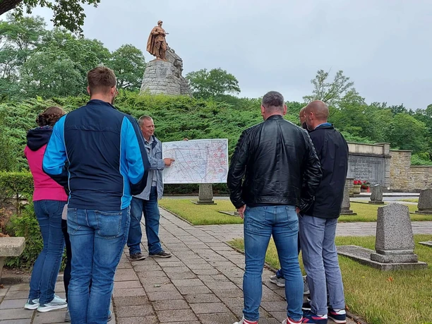 Oderbruchguide Klaus Ahrendt während eines Rundganges