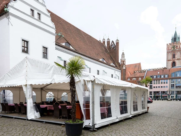 Sommerbiergarten des Restaurant "Nirwana" auf dem Marktplatz von Frankfurt (Oder)