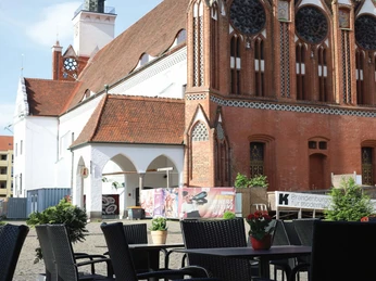 Blick auf das historische Rathausgebäude von der Terasse der Pizzeria Oliveto