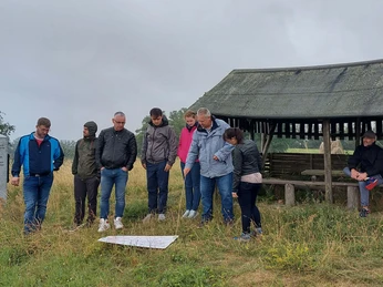 Mit Kartenmaterial auf dem Schlachtfeld