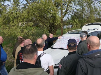 Lagebesprechung mit Kartenmaterial