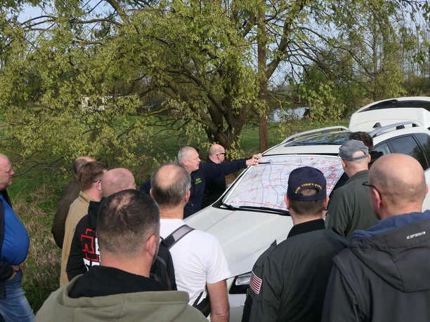 Lagebesprechung mit Kartenmaterial