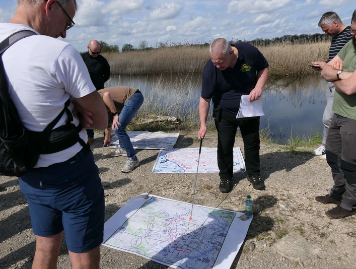 Expeditionsleiter Klaus Ahrendt erläutert die Schlachtsituation