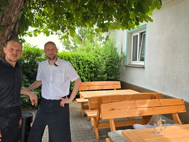 Gastwirt Bruno Dahlitz und Kollege Wanja Wedel