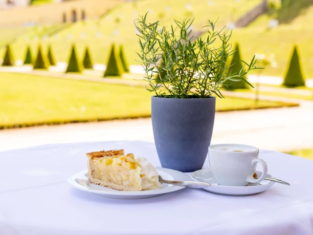 Kaffee und Kuchen in der Orangerie im Barockgarten