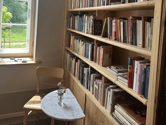 Bibliothek im Café Gut Sonnenburg