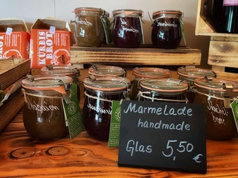 selbstgemachte Marmeladen im Hofladen Biegener Hof