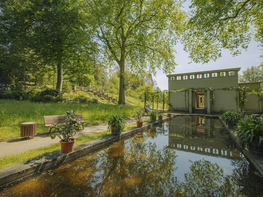 Stibadium im Paradiesgarten im Botanischen Garten