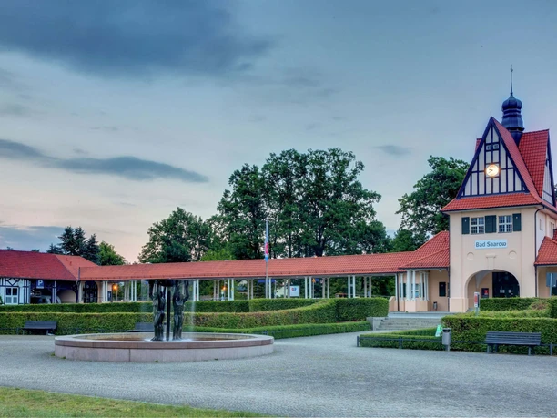 historischer Bahnhofsplatz Bad Saarow mit Tourist-Information