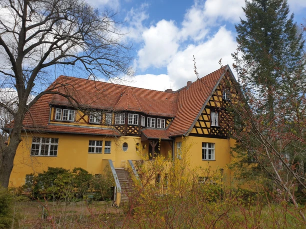 Blick auf das Gelbe Haus