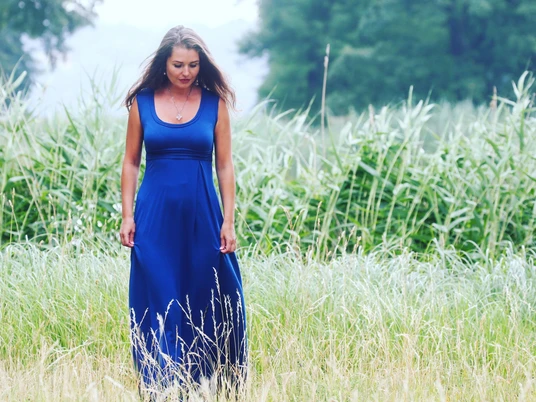 Heilpraktikerin Gina Gericke auf der Wiese am See