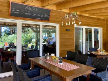 Außenplätze der Waldgaststätte "Zur Quelle" am Springsee