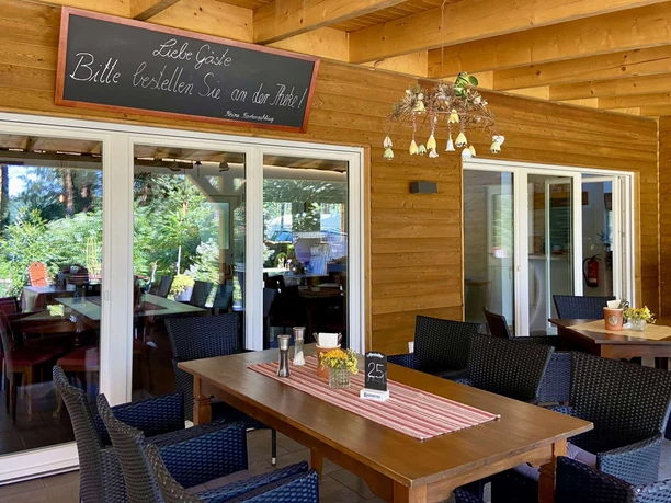 Außenplätze der Waldgaststätte "Zur Quelle" am Springsee