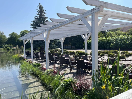 Blick auf die Terrasse an den Zuchtteichen des Restaurants Villa Dudziak