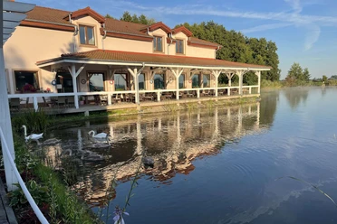 Blick auf das Restaurant Villa Dudziak und die Zuchtteiche