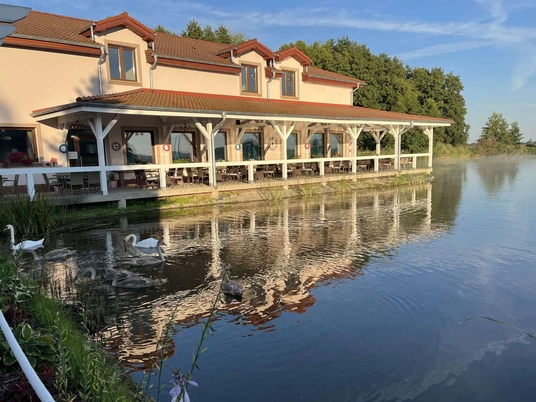 Blick auf das Restaurant Villa Dudziak und die Zuchtteiche
