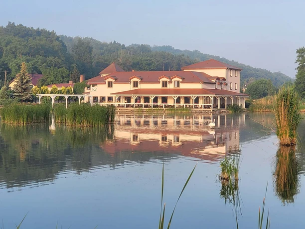 Blick über den Zuchtteich auf das Hotel Villa Dudziak