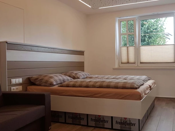 Schlafzimmer mit Doppelbett