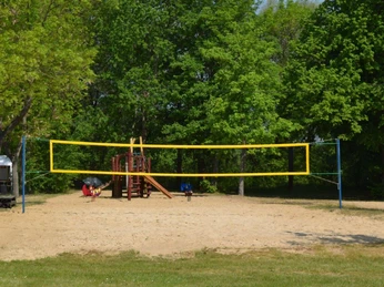 Beachvolleyball und Spielplatz