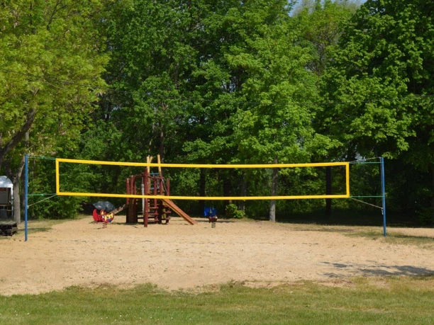 Beachvolleyball und Spielplatz