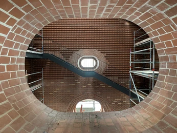 Blick durch ein Occulusfenster in den Turm