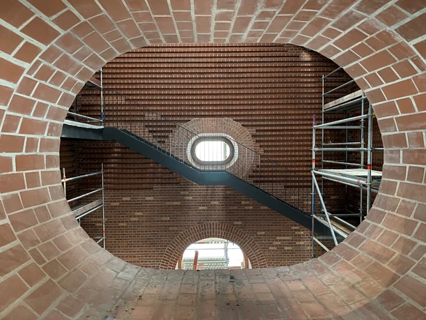 Blick durch ein Occulusfenster in den Turm