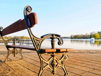 Pause auf der Seepromenade am Großen Müllroser See in Müllrose