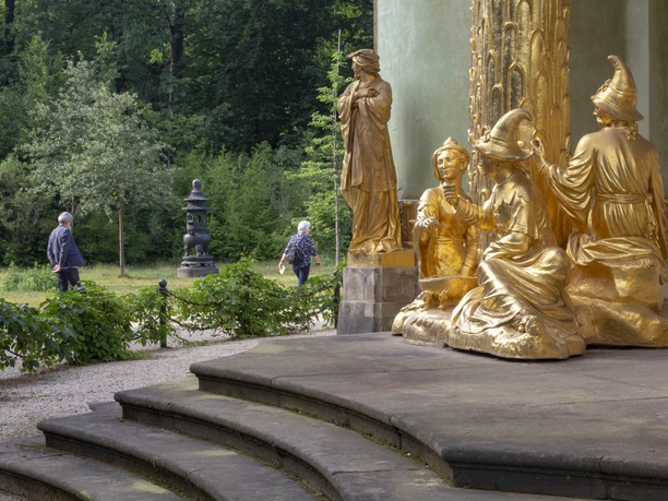 Vergoldete Figuren am Chinesischen Haus