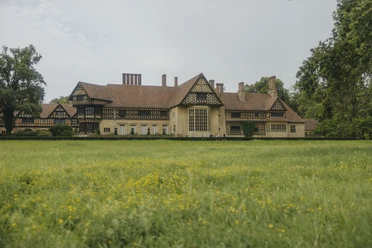 Sicht auf das Schloss Cecilienhof von der Seeseite