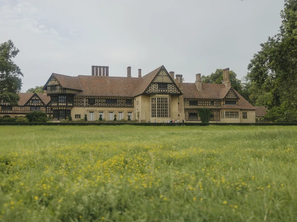 Sicht auf das Schloss Cecilienhof von der Seeseite