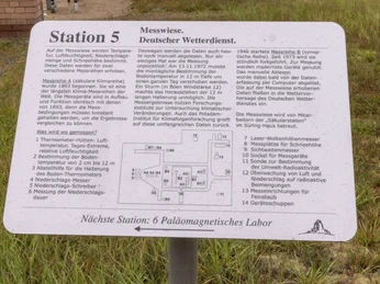 Infotafel zur Messwiese des Deutschen Weitterdienstes auf dem Telegrafenberg