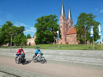 Radfahrer vor der Neuruppiner Klosterkirche