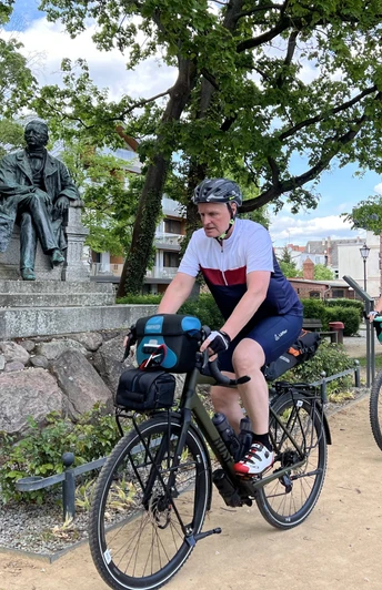 Radler vorm Fontane-Denkmal in Neuruppin