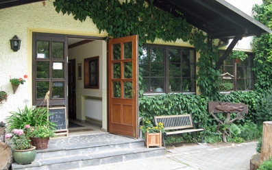 Eingang zum Café Jost
