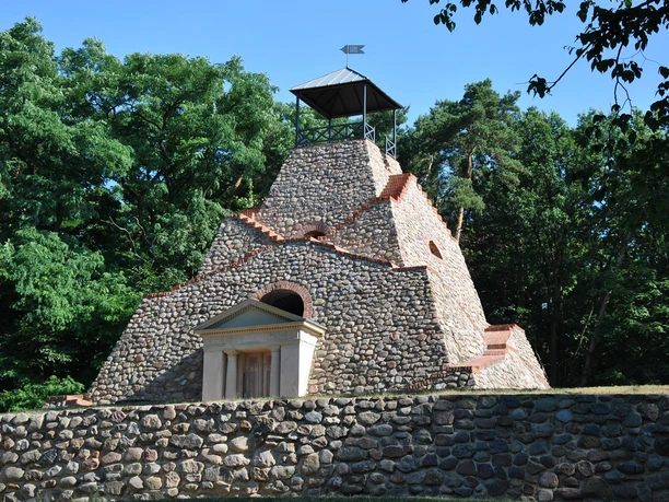 Feldsteinpyramide Garzau-Garzin