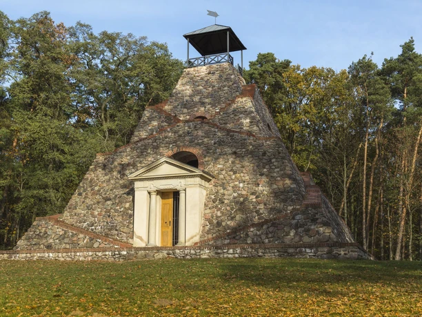 Pyramide Garzau