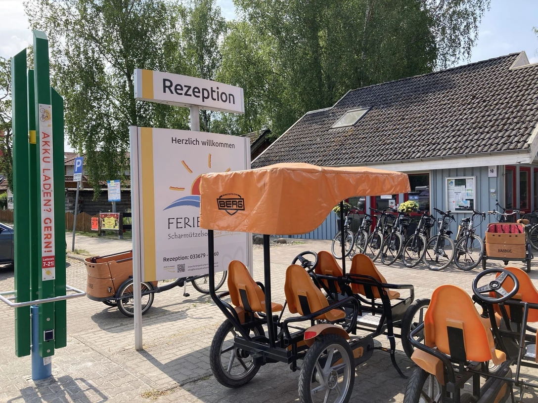 Ladesäule vor der Rezeption Ferienpark Wendisch Rietz