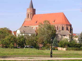 Kirche von der Spree