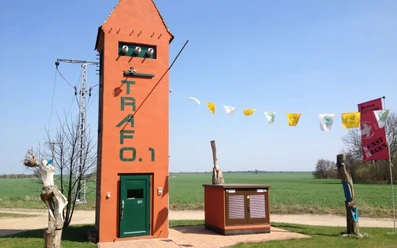 Galerie TRAFO.1 in Regenmantel