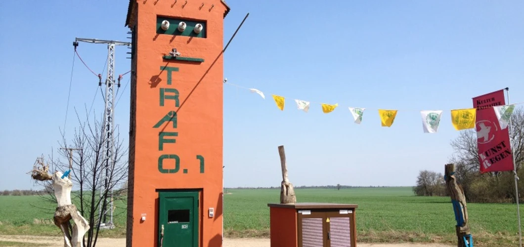 Galerie TRAFO.1 in Regenmantel