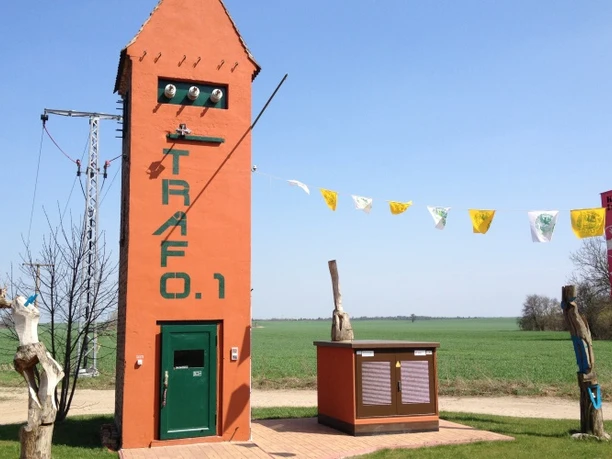 Galerie TRAFO.1 in Regenmantel