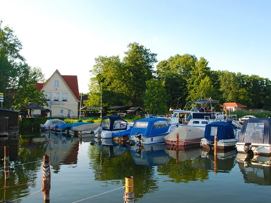 Storkower Ruderverein 1919 - mit Vereinshaus, Imbiss und großer Wiese