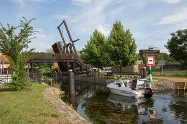 Blick auf die historische Holz-Klappbrücke in Storkow (Mark)