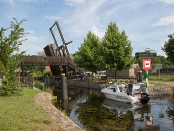 Blick auf die historische Holz-Klappbrücke in Storkow (Mark)