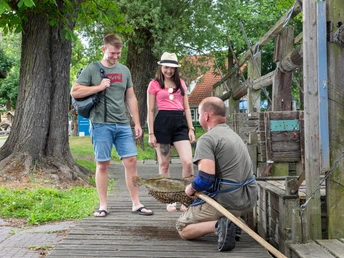 Höhepunkt jeder 'Adler trifft Zander'-Radtour, der Besuch bei Fischerei Köllnitz