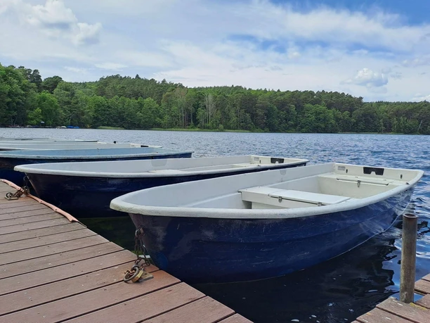Steg und Boote an der Badestelle Springsee