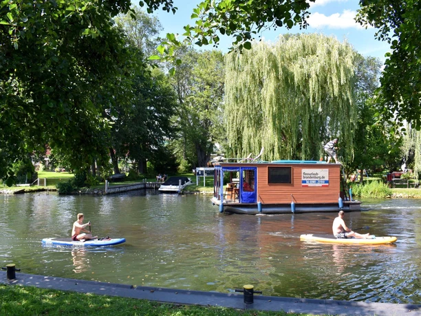 Unterwegs mit dem Hausboot und SUPs