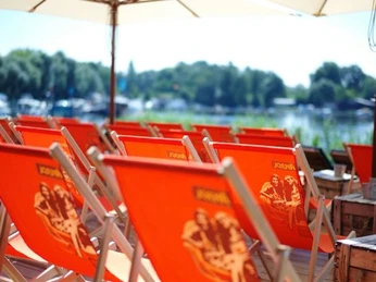 Seerose Potsdam - Terrasse mit Liegestühlen