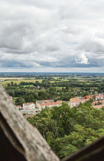 Blick in die Ferne vom Aussichtsturm auf dem Galgenberg