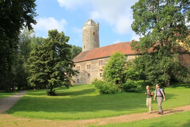 Wanderer starten die Wanderung an der Bischofsresidenz Burg Ziesar